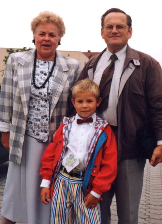 Oma Karola und Opa Gerhard mit Elron-Tibor, 1 Schultag